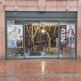 Im Schaufenster der früheren Engbers-Filiale hängt gelb-schwarzes Absperrband .