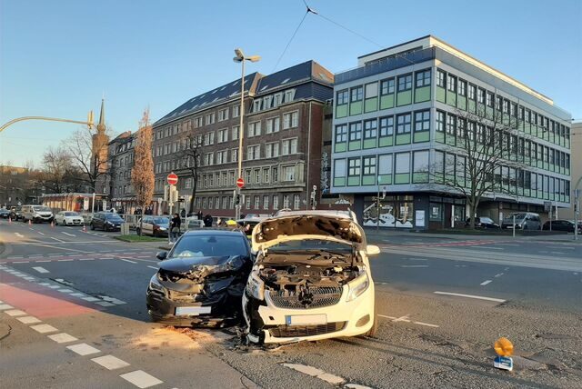 Am 1. März ist es zu einem Verkehrsunfall zwischen zwei PKW auf der Kreuzung Kaiserstraße und Klönnestraße gekommen.