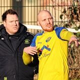Schwerins Trainer Dennis Hasecke (l) und sein Kapitän Kevin Wagener.