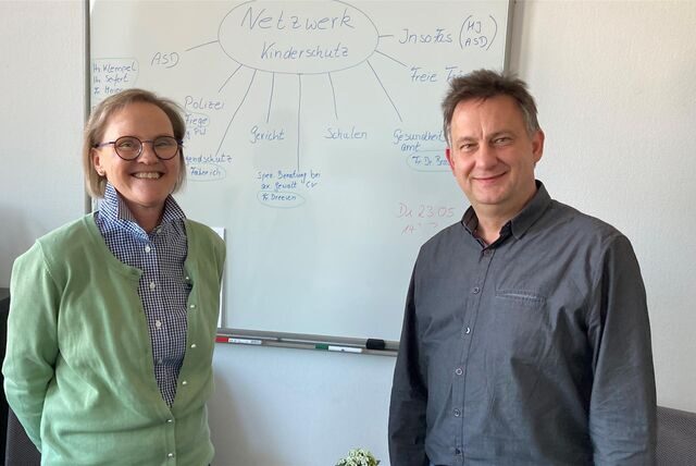 Ute Lorenz (links) mit Jugendamtsleiter Stefan Breuer (rechts)