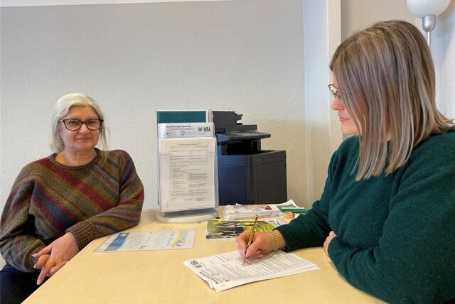 Luidmyla Svitelska sitzt an einem ihrer Arbeitsplätze. Im Quartiersbüro an der Langen Straße in Habinghorst.