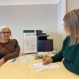 Luidmyla Svitelska sitzt an einem ihrer Arbeitsplätze. Im Quartiersbüro an der Langen Straße in Habinghorst.