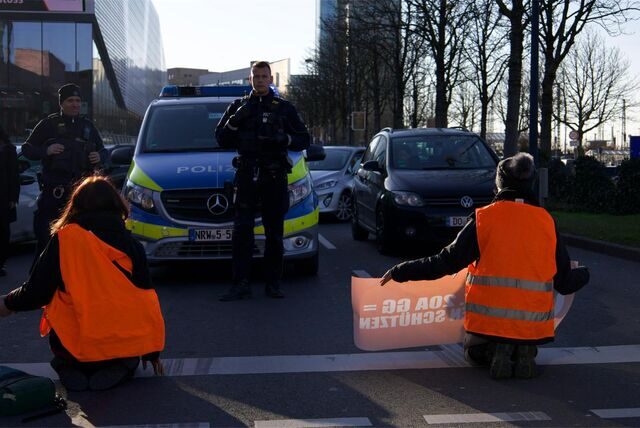 Die Blockierer haben sich auf dem Wall vor dem Hauptbahnhof festgeklebt.