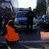 Die Blockierer haben sich auf dem Wall vor dem Hauptbahnhof festgeklebt.