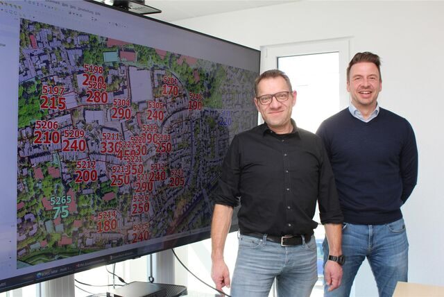 Zwei Experten für den Immobilienmarkt im Kreis Unna: Martin Oschinski ist Vorsitzender des Gutachterausschusses für Grundstückswerte, Martin Eickhoff (r.) leitet die Geschäftsstelle des Gutachterausschusses für Grundstückswerte.