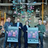 Vier Personnen in der Kaue der Zeche Westerholt werben mit Plakaten für die Extraschicht: Axel Biermann, Oliver Klatt von der RAG-Stiftung, Sandra Nierfeld von der RAG Montan Immobilien und Bernd Lohse. Das Quartett steht unter einer Installation der Künstlerin Chiara Dahlem.