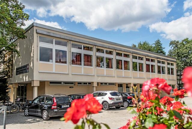 Blick auf die Johannes-Kessels-Akademie, die Mangelberufe im Feld Sozial- und Gesundheitswesen ausbildet, an der Allensteiner Straße in Gladbeck.