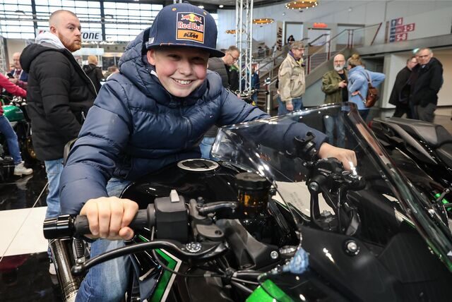 Auch der Nachwuchs lässt sich auf der Motorräder´23 in Dortmund blicken. Max ist zusammen mit seinem Papa auf der Messe und testet fleißig Motorräder.