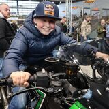 Auch der Nachwuchs lässt sich auf der Motorräder´23 in Dortmund blicken. Max ist zusammen mit seinem Papa auf der Messe und testet fleißig Motorräder.