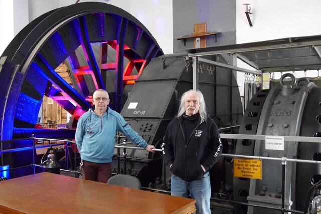 Die Erzschachtfreunde Alfred Dodot (li.) und Michael Heyder stehen vor den Maschinen in der 1. Etage des Museums. Vor ihnen steht der Tisch für den Traustandesbeamten.