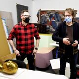 Im Sommer wurden im Skulpturenmuseum Glaskasten Marl die Kunstwerke katalogisiert und fachgerecht verpackt. Museumsdirektor Georg Elben (r.) und Jan Deichsel (Restaurationsatelier Die Schmiede aus Duisburg) überwachten die Arbeiten.