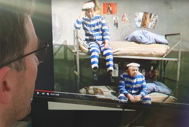 Ein zeitloser Klassiker, zu finden auf Youtube: Didi Hallervorden und sein Sketchpartner Gerhard Wollner sitzen im Knast und fangen vor lauter Langeweile an zu spielen. Wenn doch nur Kinder so kreativ wären!