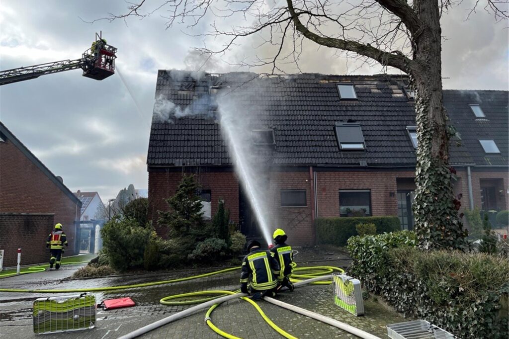 Die Feuerwehr hat Teile des Dachs abgedeckt, um den Brand von oben besser löschen zu können. Die Feuerwehr hat Teile des Dachs abgedeckt, um den Brand von oben besser löschen zu können.
