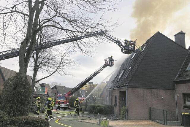 Mit der Drehleiter versuchen die Feuerwehrkräfte den Brand am Jasminweg von oben zu löschen.
