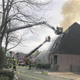 Mit der Drehleiter versuchen die Feuerwehrkräfte den Brand am Jasminweg von oben zu löschen.