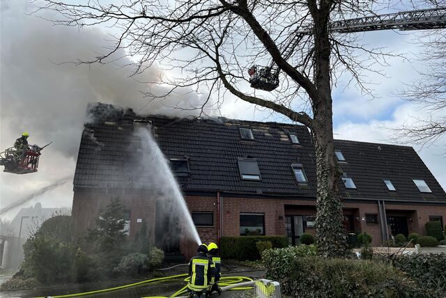 Ein Großbrand am Jasminweg in Marl-Sinsen ließ mehrere Einsatzkräfte der Feuerwehr ausrücken.