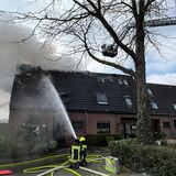Ein Großbrand am Jasminweg in Marl-Sinsen ließ mehrere Einsatzkräfte der Feuerwehr ausrücken.