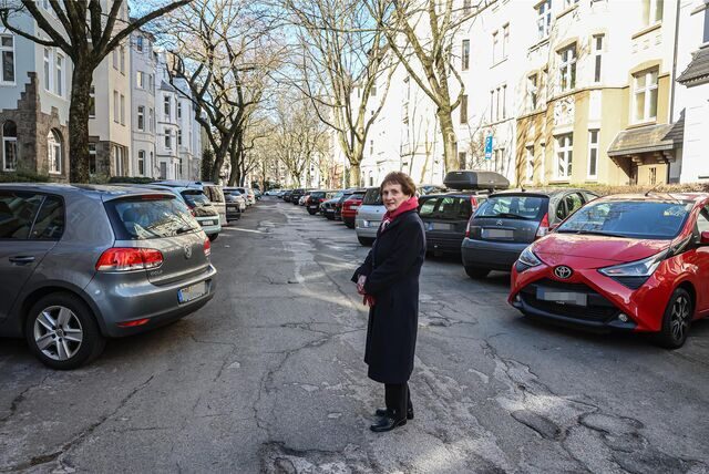 Anwohnerin Ursula Tjaden möchte, dass Querparken durch weitere Parkbuchten legalisiert wird und „das Abkassieren“ aufhört.