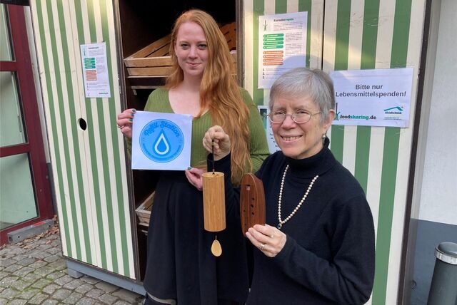 Birte Gooßes und Jessica Burri stellen ihre Refill-Aktion vor der Altstadtschmiede in Recklinghausen vor.