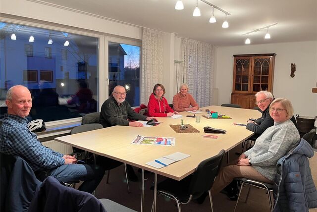 Franz-Josef Tüshaus, Günter Preisendörfer, Sabine Cremer, Ellen Richter, Martin Peters und Inge Lasarz sitzen um einen Tisch im Pfarrhaus.