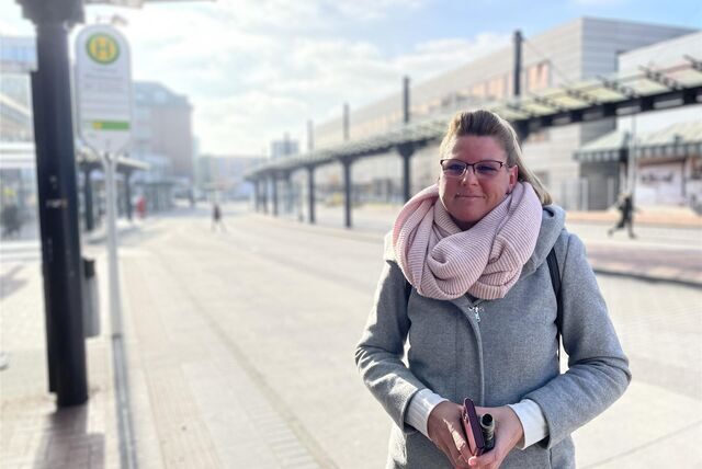 Ramona Schoolmann steht am Busbahnhof in Castrop-Rauxel. Wegen des Warnstreiks am 3.3. fahren keine Busse.