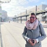 Ramona Schoolmann steht am Busbahnhof in Castrop-Rauxel. Wegen des Warnstreiks am 3.3. fahren keine Busse.