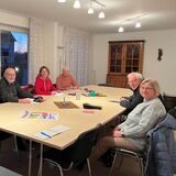 Franz-Josef Tüshaus, Günter Preisendörfer, Sabine Cremer, Ellen Richter, Martin Peters und Inge Lasarz sitzen um einen Tisch im Pfarrhaus.