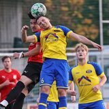 Kommen nicht zum Zuge: die Spvg Schwerin (gelbe Hemden) und der SV Westfalia Huckarde (rote Hemden).