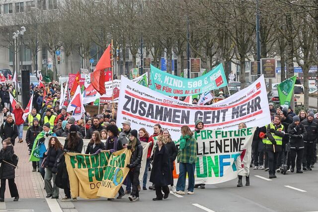 Demonstrierende von Verdi und Fridays For Future ziehen über den Dortmunder Wallring.