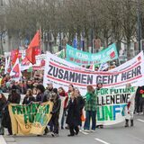 Demonstrierende von Verdi und Fridays For Future ziehen über den Dortmunder Wallring.