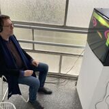 Museumsleiter Georg Elben betrachtet ein Video der feministischen Künstlerin Barbara Hammer.