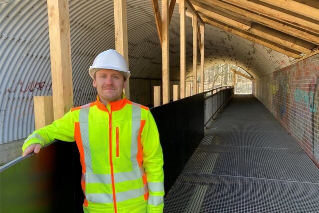 Dieser düstere Tunnel mit Metallgitterboden am Beginn des Vater-Unser-Weges wird in einem Jahr verschwunden sein. Jannik Bollweg vom Büro Landschaft + Siedlung wacht über die naturgerechte Umgestaltung der Silvertbach-Überquerung.