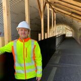 Dieser düstere Tunnel mit Metallgitterboden am Beginn des Vater-Unser-Weges wird in einem Jahr verschwunden sein. Jannik Bollweg vom Büro Landschaft + Siedlung wacht über die naturgerechte Umgestaltung der Silvertbach-Überquerung.