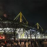 Die Einlasssituation am Signal Iduna Park ist entspannt. Wo sonst eine knappe halbe Stunde vor Spielbeginn Rushhour ist, ist es aktuell merklich leerer. Viele Fans sind bereits im Stadion.