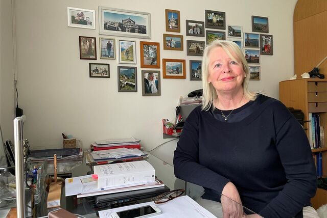 Dorothee Kohtz aus Castrop-Rauxel sitzt an ihrem Schreibtisch.