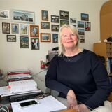 Dorothee Kohtz aus Castrop-Rauxel sitzt an ihrem Schreibtisch.