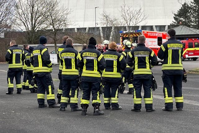 Die Feuerwehr Bergkamen ist mit mehreren Einheiten zum Kohlekraftwerk in Bergkamen-Heil ausgerückt. Dort brennt nach Angaben der Feuerwehr ein Förderband.