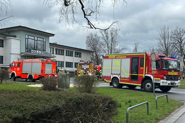 Einsatzfahrzeuge der Feuerwehr Recklinghausen stehen vor dem Hallenbad an der Herner Straße.