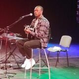 Melchi Vepouyoum, ein Singer-Songwriter aus Kamerun, war einer der auftretenden Künstler beim Black Attitude-Festival in Dortmund. Dieses fand zu Ehren 2022 getöteten Mouhamed Dramé statt.