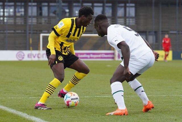 Abdoulaye Kamara im Zweikampf mit Ibrahim Digberekou.
