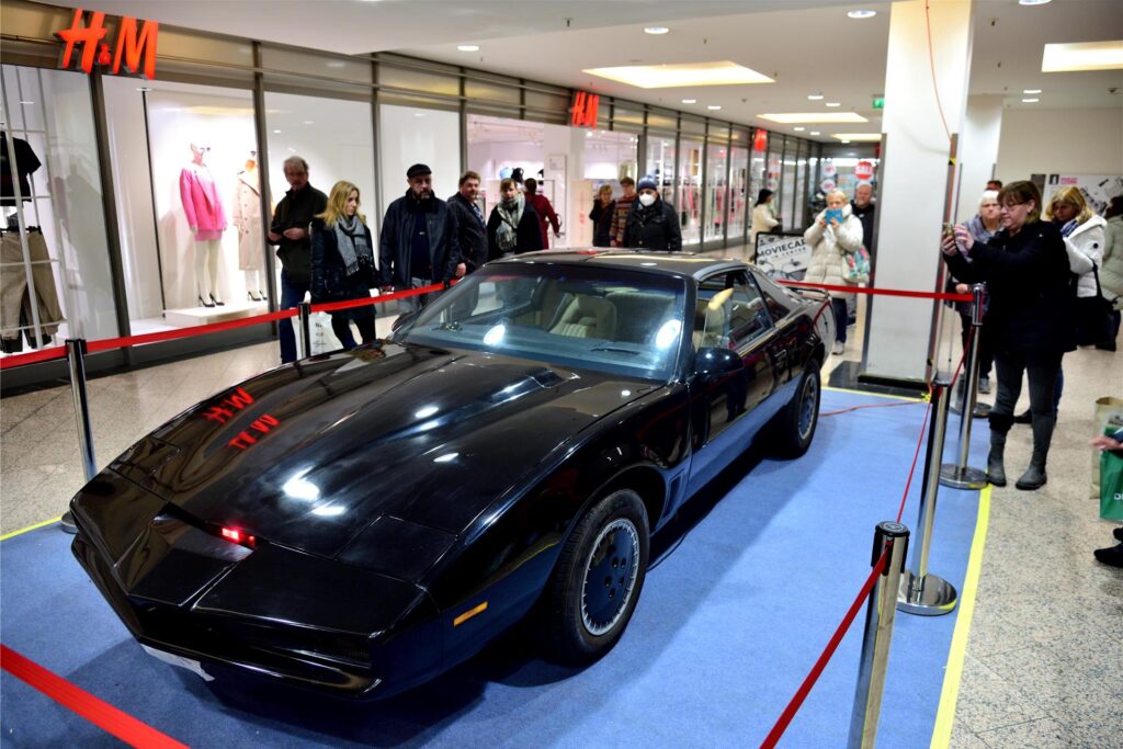 Auch K.I.T.T. das Kult-Auto von Knight Rider David Hasselhoff sorgte am Samstag im Marler Stern für Aufsehen. Auch K.I.T.T. das Kult-Auto von Knight Rider David Hasselhoff sorgte am Samstag im Marler Stern für Aufsehen.