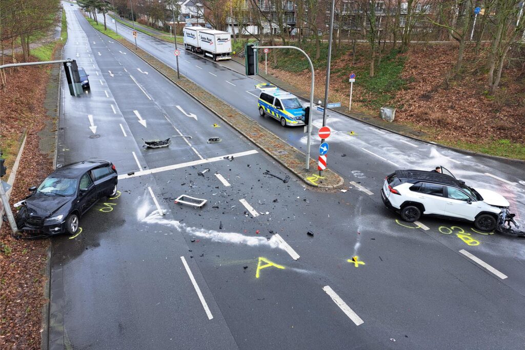 Blick von der Brücke auf die Unfallstelle, Blick von der Brücke auf die Unfallstelle,