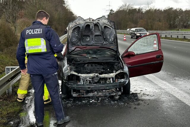 Auf der A 31 in Richtung Emden zwischen Schermbeck und Lembeck/Rhade ist ein Auto während der Fahrt in Flammen aufgegangen.
