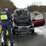 Auf der A 31 in Richtung Emden zwischen Schermbeck und Lembeck/Rhade ist ein Auto während der Fahrt in Flammen aufgegangen.