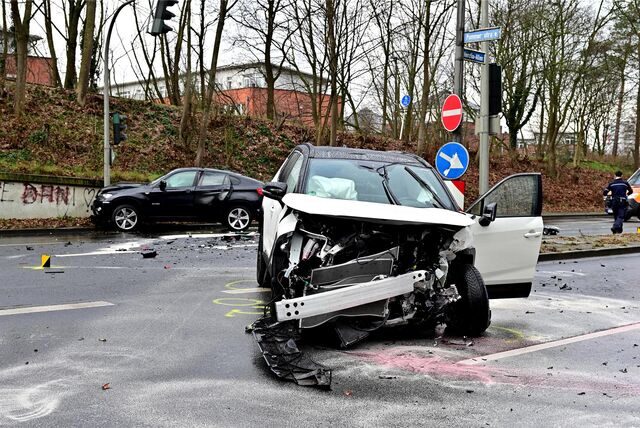 Schwer beschädigt wurde die Front dieses Toyota-Pkw, der an dem Unfall auf der Herzlia-Allee beteiligt war.