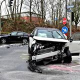 Schwer beschädigt wurde die Front dieses Toyota-Pkw, der an dem Unfall auf der Herzlia-Allee beteiligt war.
