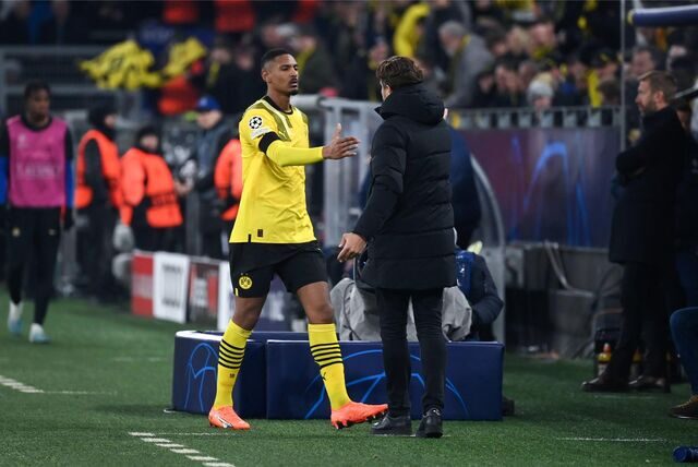 Sebastien Haller klatscht mit Edin Terzic ab.