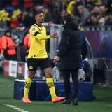 Sebastien Haller klatscht mit Edin Terzic ab.