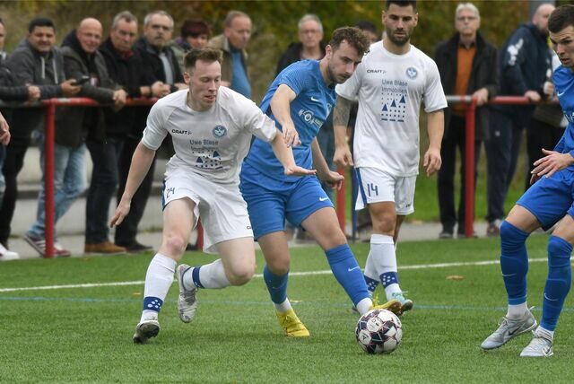 Nicht auflaufen musste Bezirksliga-Spitzenreiter FC Altenbochum (blaue Trikots) am 20. Spieltag.