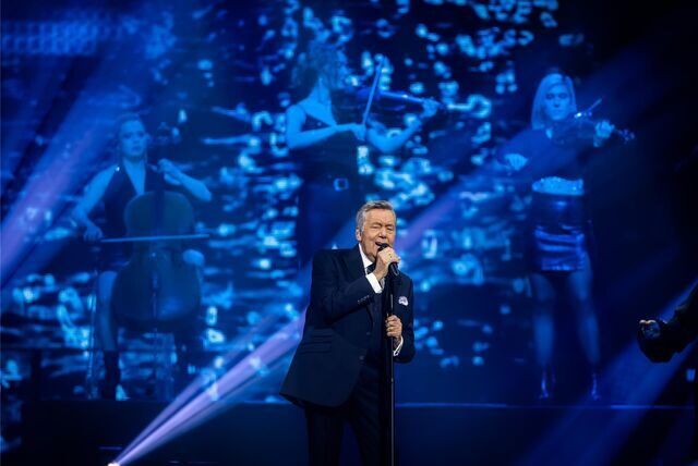Roland Kaiser singt auf der Bühne der Dortmunder Westfalenhalle